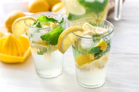 membuat air lemon  bikin minuman dingin lemon  turunkan