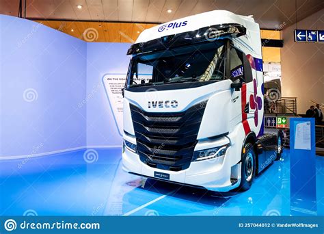 iveco   heavy duty truck presented   hannover iaa transportation motor show germany