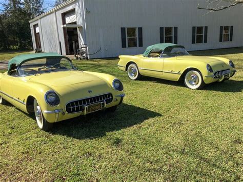 twin harvest gold  corvettes   carros