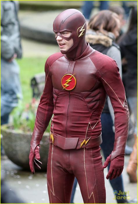 grant gustin shows off playful side on the flash set photo 790708