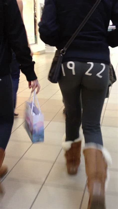 voyeuy candid mall ass yoga pants