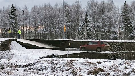 Road Crumbles After 7 0 Magnitude Earthquake In Alaska The New York Times