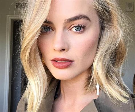 Margot Robbie Reveals What S In Her Beauty Kit And The
