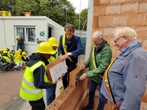 leerlingen blokbos leggen eerste stenen van nieuwe gemeenteschool van  miljoen euro beersel