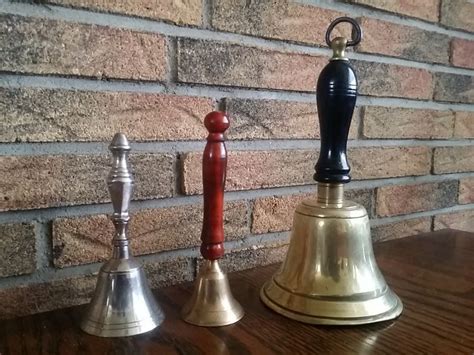 authentieke oude bronzen schoolbel en twee tafel bellen catawiki