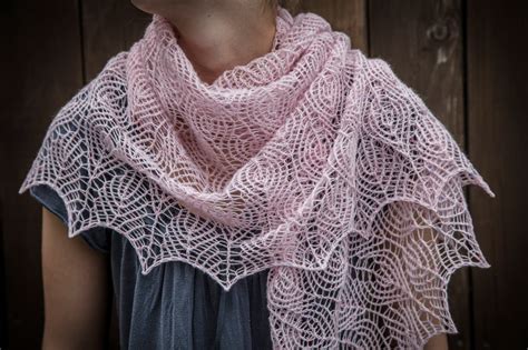 renee knits  shetland lace triangle shawl