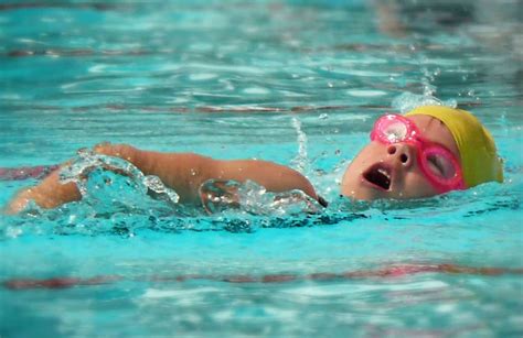 age  children learn  swim famlii