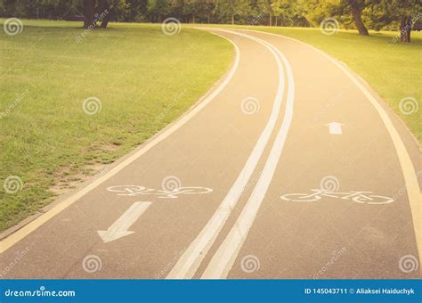 fahrradweg entlang dem park fahrradweg entlang dem park im sonnenaufgang stockbild bild von