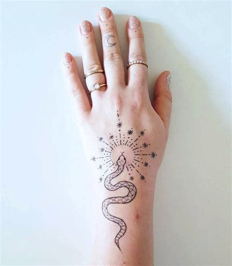 ideas muy femeninas  adornar tus manos  tatuajes