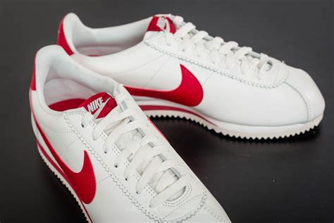 nike classic cortez leather se sail gym red  men lyst