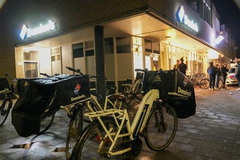 overval bij dominos pizza  helmond twee verdachten gevlucht foto