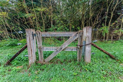 oude houten poort afgesloten met een ketting en een roestvrijhangslot stock afbeelding image