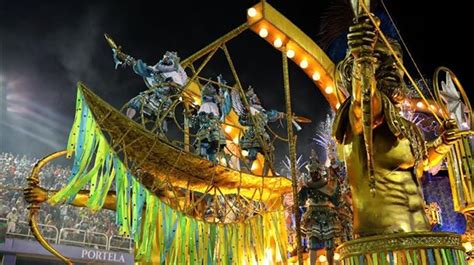 video multitudinario  colorista desfile de carnaval  en rio de janeiro
