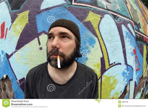 rokende dakloze mens stock foto image  muur buiten