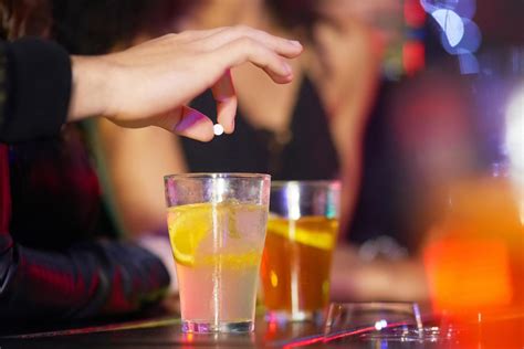 drink spiking signs to look out for and how to tell if you ve been