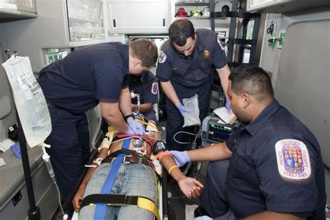 emt paramedic training featuredjpg marion technical college