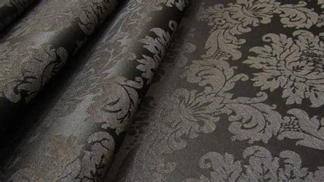 La disposizione dei sanitari in un bagno sottotetto può condizionare molto la funzionalità e lo spazio che rimane a disposizione. Tessuto damasco