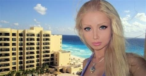 valeria lukyanova la barbie rusa muestra sus curvas en bikini