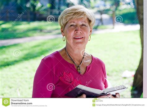 Mature Woman Book Reading Royalty Free Stock Images