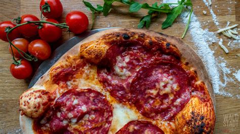pizza salami das rezept zum klassiker waldstadtbbq