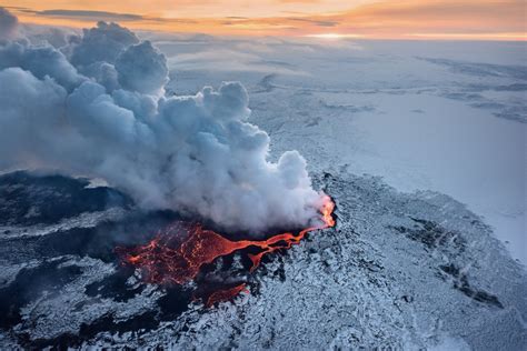 captured  iceland volcano eruption   close petapixel