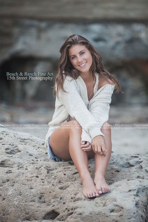 girl senior photo posing ideas and what to wear inspiration