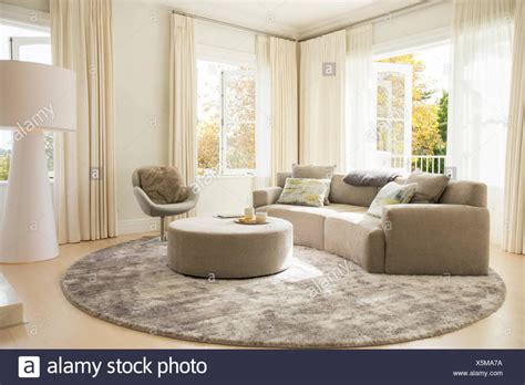 runder teppich unter sofa und ottomane im wohnzimmer von runder teppich