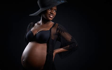 zwangerschapsfotoshoot zwangerschapsfoto met partner en kinderen foto zwangerschap en