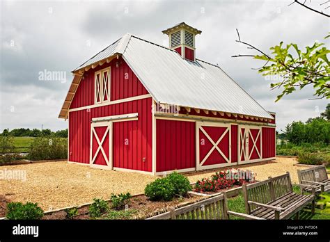 petite grange rouge trouve sur une ferme ou  ranch rural