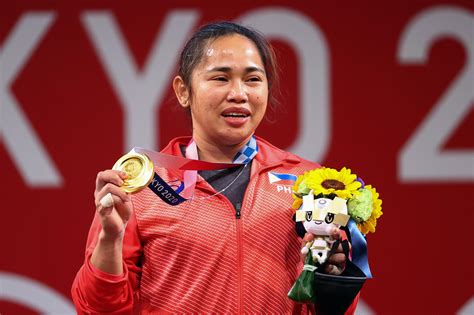 hidilyn diaz receives  olympic gold medal gma news