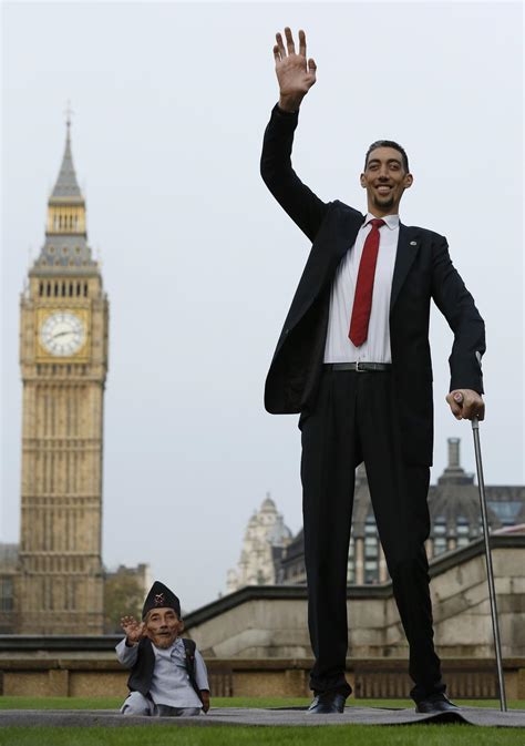 worlds tallest man meets  cm counterpart  world records day