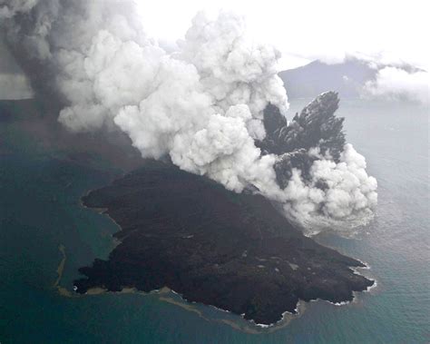 anak krakatau volcano   quarter   pre eruption size
