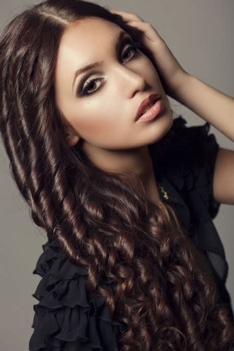 Ecco come realizzare boccoli e . Acconciature boccoli capelli medi