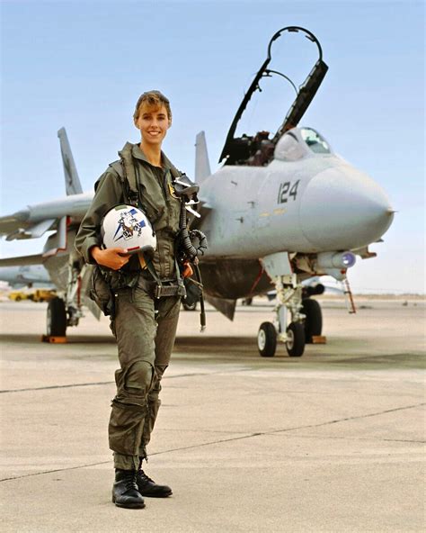 navys  female   pilot lt carey lohrenz standing