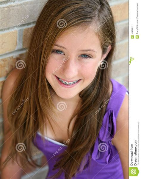 gelukkig preteen meisje met steunen stock foto afbeelding bestaande uit preteen portret 20979912