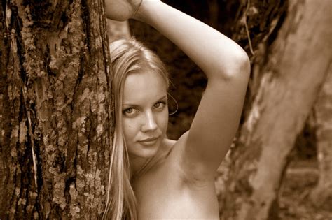 skinny blonde with very small tits posing naked at jungle russian sexy girls