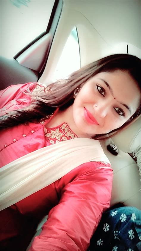 Extremely Cute Desi Bhabhi Has Got Some Hot Selfies🤳 For