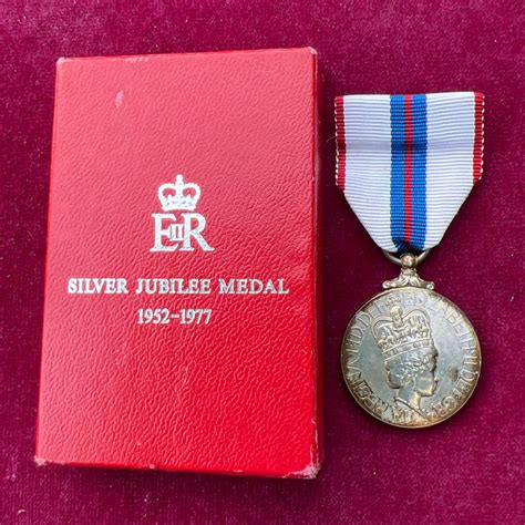 queen elizabeth ii silver jubilee medal   original royal mint