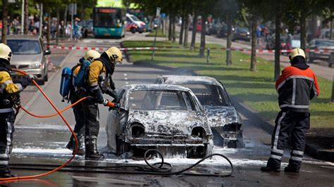 twee autos uitgebrand politieauto beschadigd nh nieuws