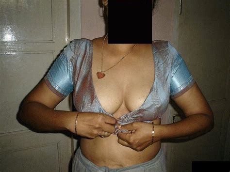 desi hot auntys tight deep neck blouse hd pic gallery
