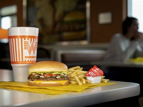 whataburger weighs   healthiest cheeseburger   nation