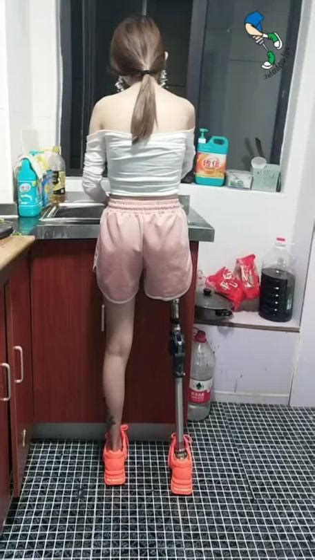 Amputee Girl Is Cooking Standing On Prosthetic Le Tumbex