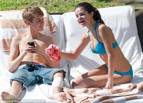 justin bieber photographs bikini clad selena gomez during romantic day in mexico daily mail online