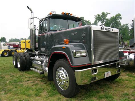 mack superliner ultraliner freedom series pictures  info wanted antique  classic mack