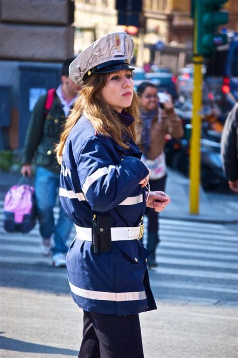 25 most beautiful female police forces from around the world