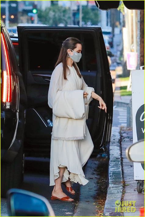 Angelina Jolie Wears Her Face Mask While Out To Lunch Photo 4469659