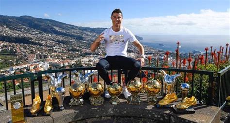 mp cristiano ronaldo poses    individual trophies  hipradarnet