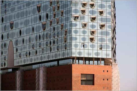ungewoehnliche glasfassade die glasfassade der hamburg elbphilharmonie hat unterschiedlic