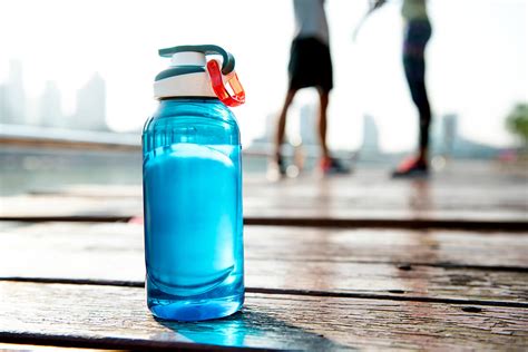 alva water indonesia  membersihkan botol air minum