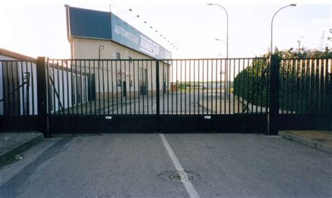 20 Puerta Abatible De Dos Hojas Tubular 001 – Lusan Puertas De Garaje